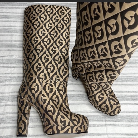 Brand new never worn . Authentic , but cannot fit 🤦🏾♀️ - Picture 6 of 7